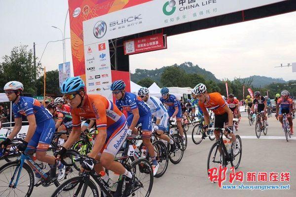 2015年环中国国际公路自行车赛湖南新宁崀山段比赛如火如荼_邵阳头条网