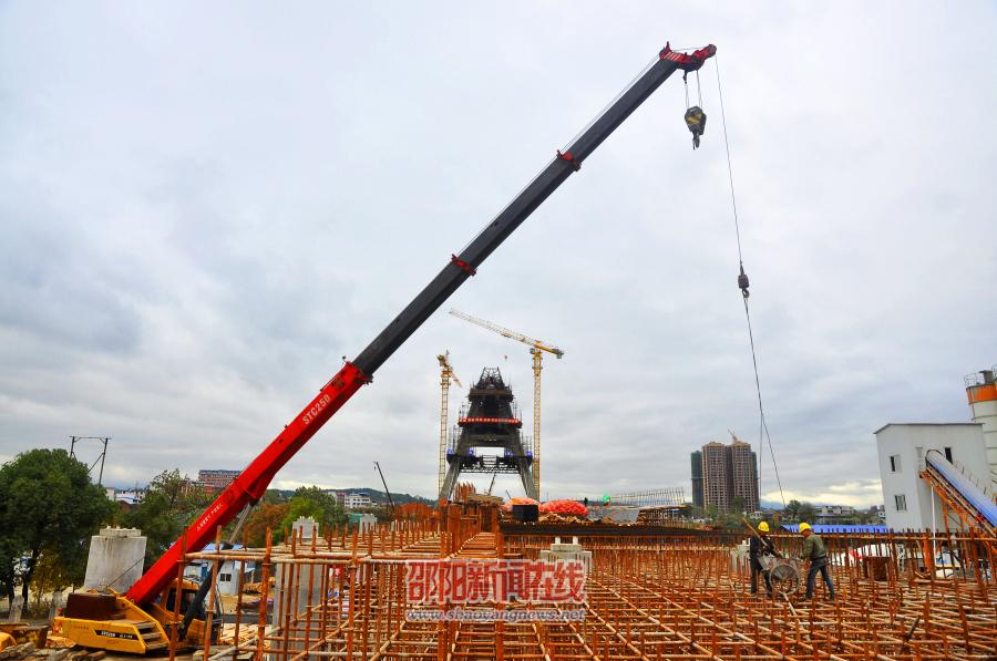邵阳雪峰大桥主塔建设完成63米 12月底完成施工
