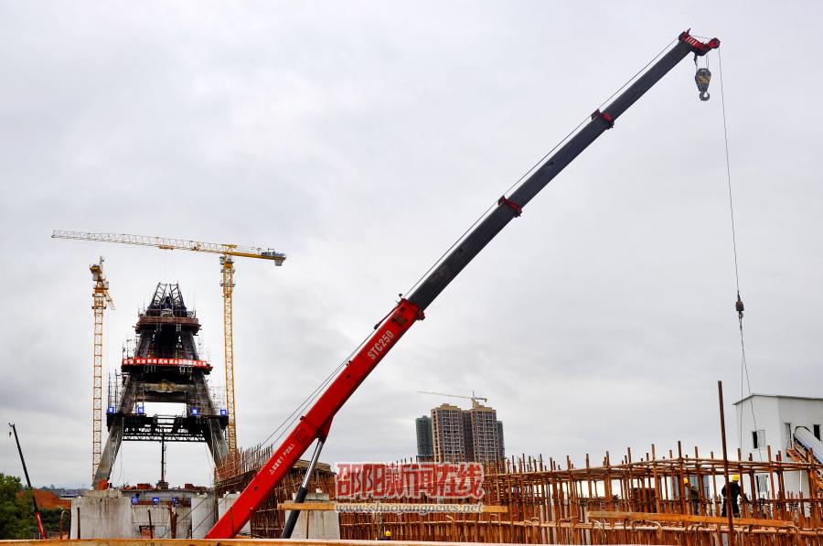 邵阳雪峰大桥主塔建设完成63米 12月底完成施工