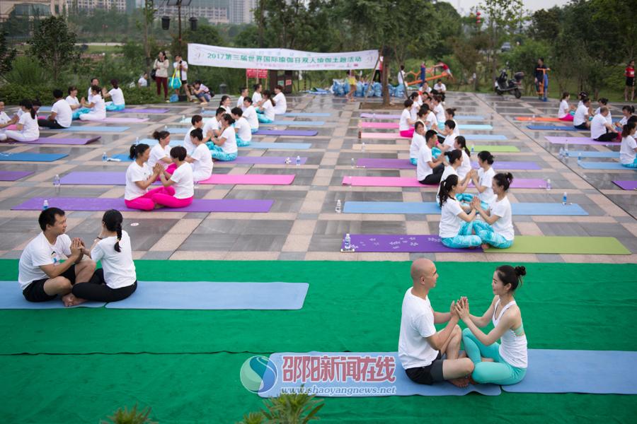 邵阳市百多名瑜伽爱好者开展特色双人瑜伽活动