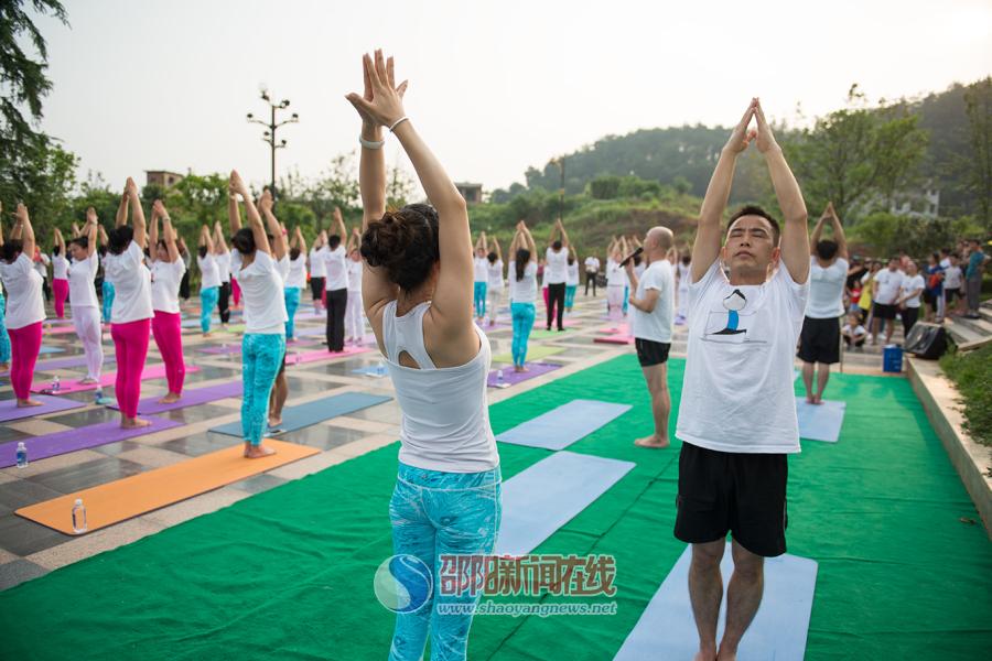 邵阳市百多名瑜伽爱好者开展特色双人瑜伽活动
