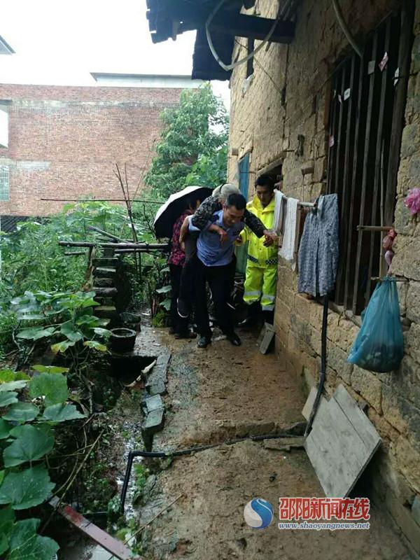 邵东县公安局团山派出所帮助97岁独居老人转移