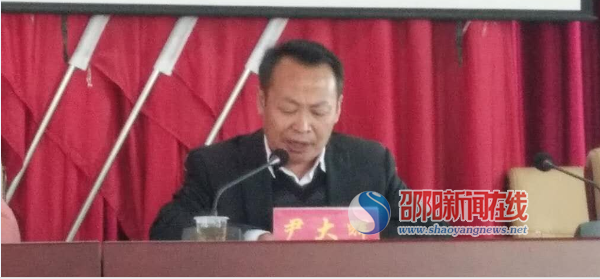 图为山门镇副镇长尹华君同志发言图为山门镇党委书记黄长军同志做总结