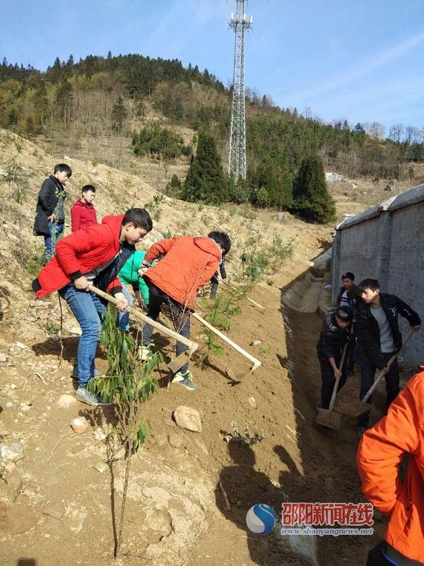 隆回县小沙江镇中学师生协力疏渠 共同创建平安校园