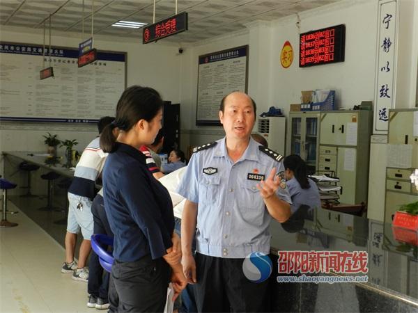 武冈市公安局交警大队车管所负责人廖继光介绍相关政策廖继光表示