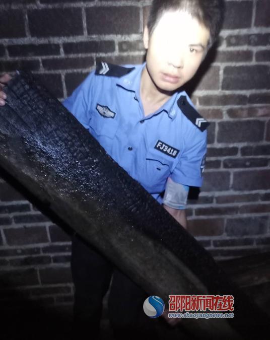 新邵90后辅警深夜冒险救火保群众平安