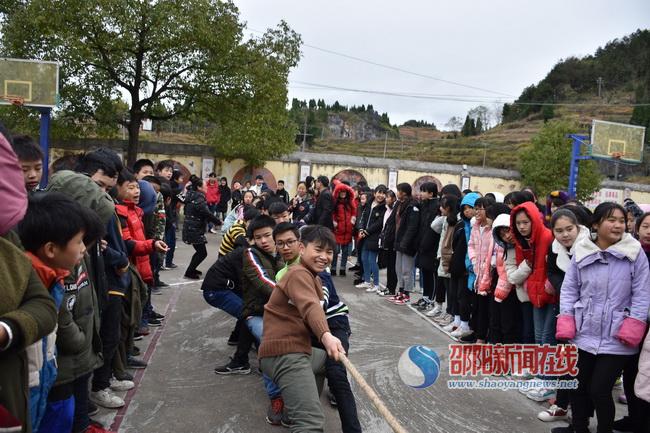 隆回县石门中学举行2018年下学期拔河比赛