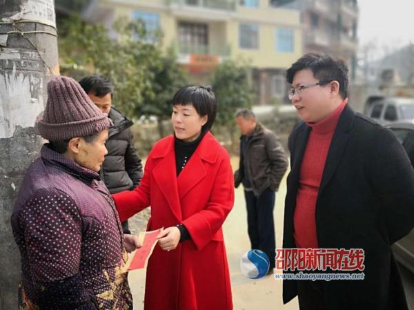 镇党委书记周武,镇长廖湘娟等镇干部一行走访慰问了潭溪镇新农村,兴旺