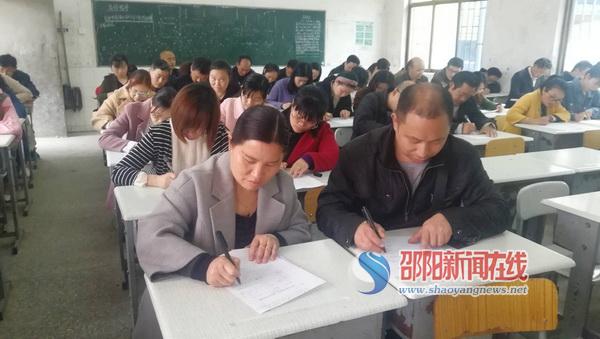 隆回縣高平鎮近400名教師參加扶貧政策知識考試_邵陽頭條網