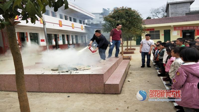 洞口县黄桥镇龙潭小学举行消防安全演练