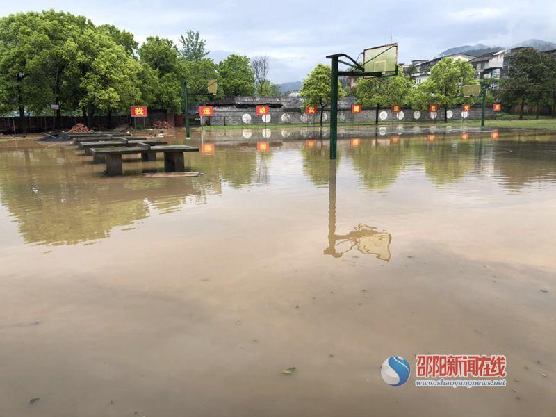 隆回县六都寨镇中心小学应对暴雨有条不紊_邵商网
