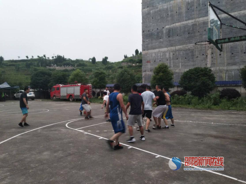 新宁县回龙寺镇开展篮球友谊赛促进单位之间交流_邵阳头条网