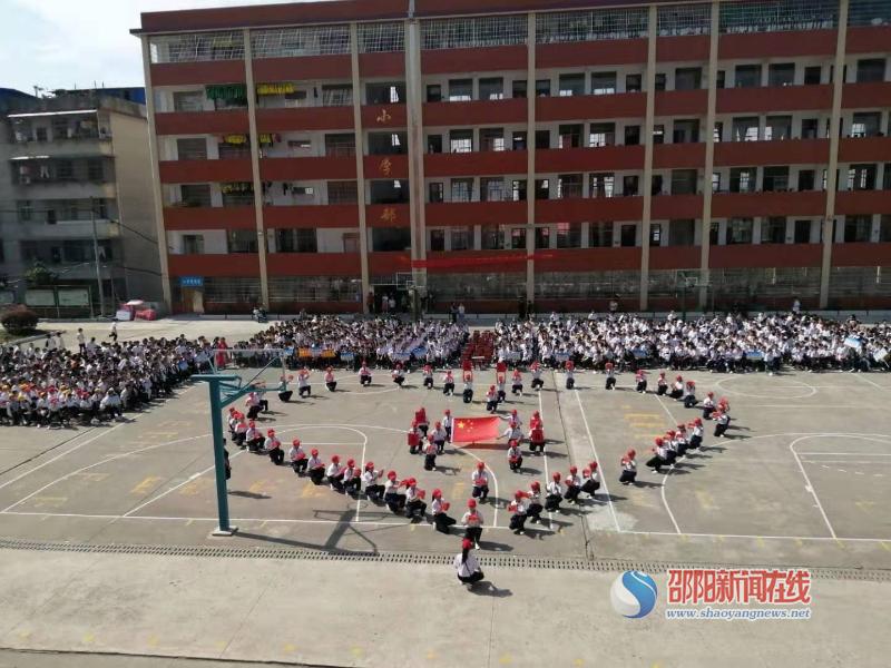 隆回縣東興中學舉行“慶國慶隊形隊列”比賽_邵陽頭條網