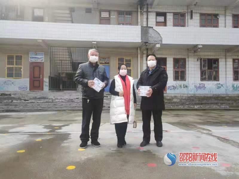 隆回縣一帆教育培訓機構捐贈620個口罩給司門前鎮_邵陽頭條網
