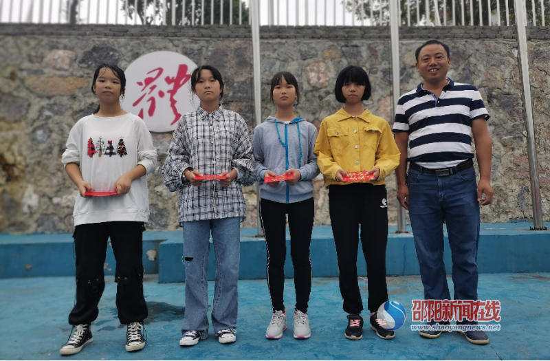 武冈市邓元泰镇中学举行开学典礼暨表彰大会