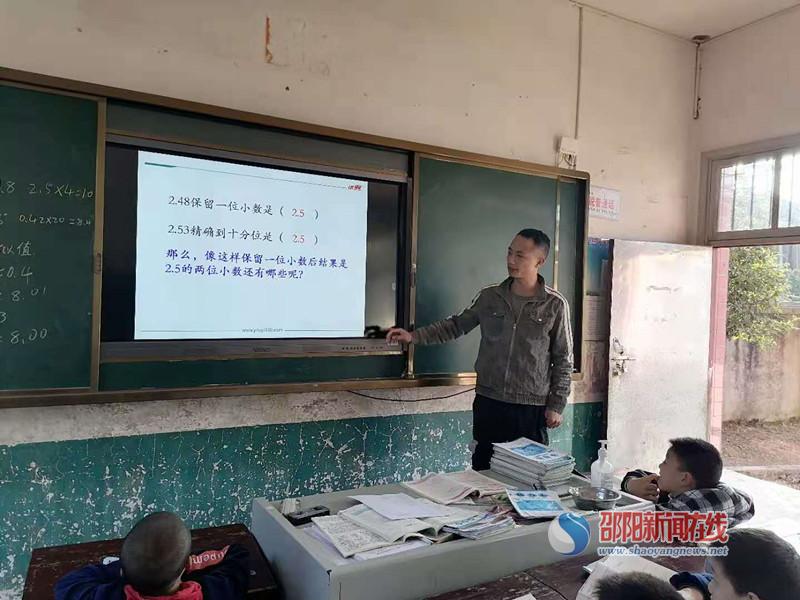 隆回县鸭田镇中心小学开展数学教研活动