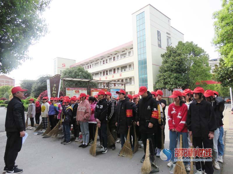 邵阳县岩口铺镇中学组织志愿者清扫街道