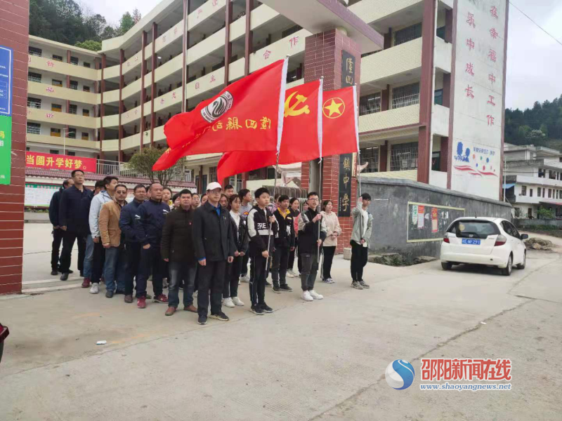 隆回县司门前镇中学师生祭扫烈士墓