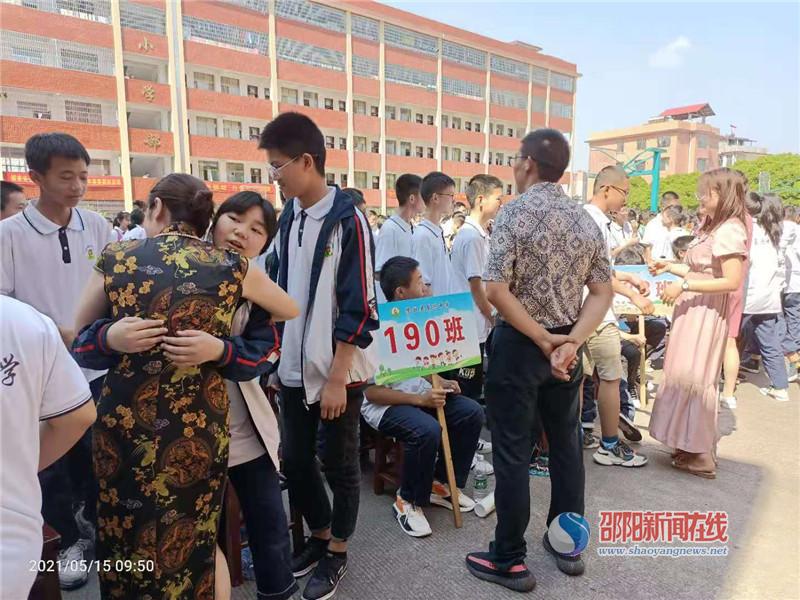 隆回县东兴中学举行"力行孝道,学会感恩"大型励志演讲