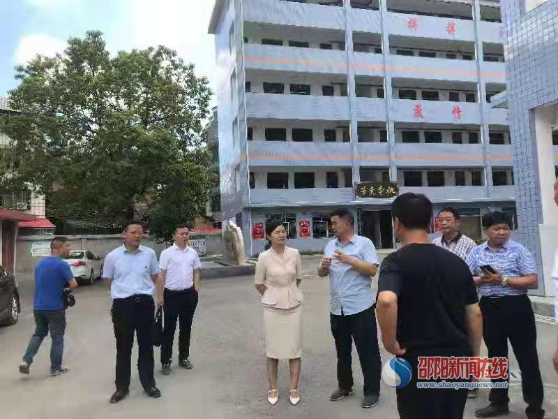 洞口县县委副书记郭向荣到高沙镇中学检查防溺水等工作