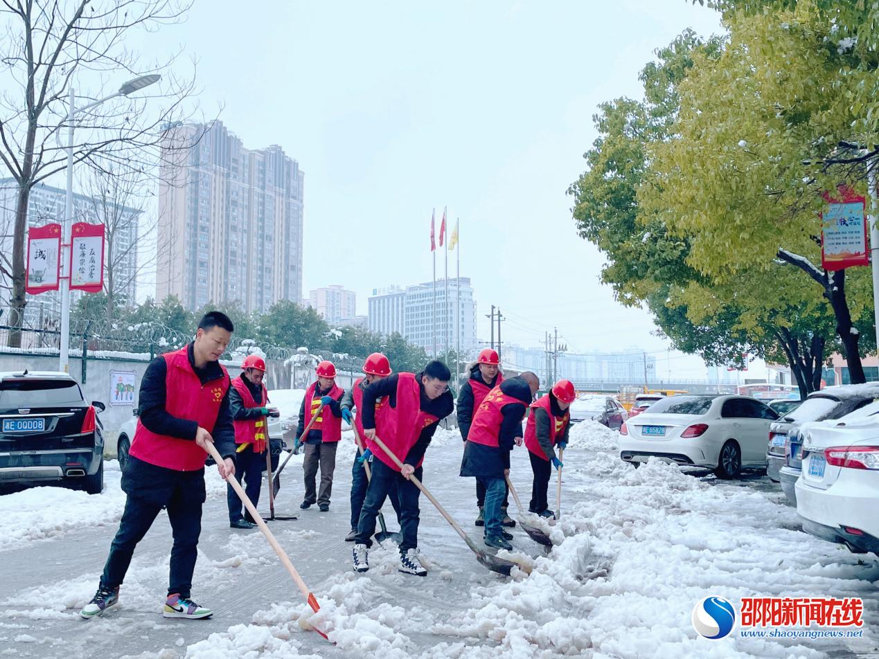 邵阳路桥开展清障除雪作业