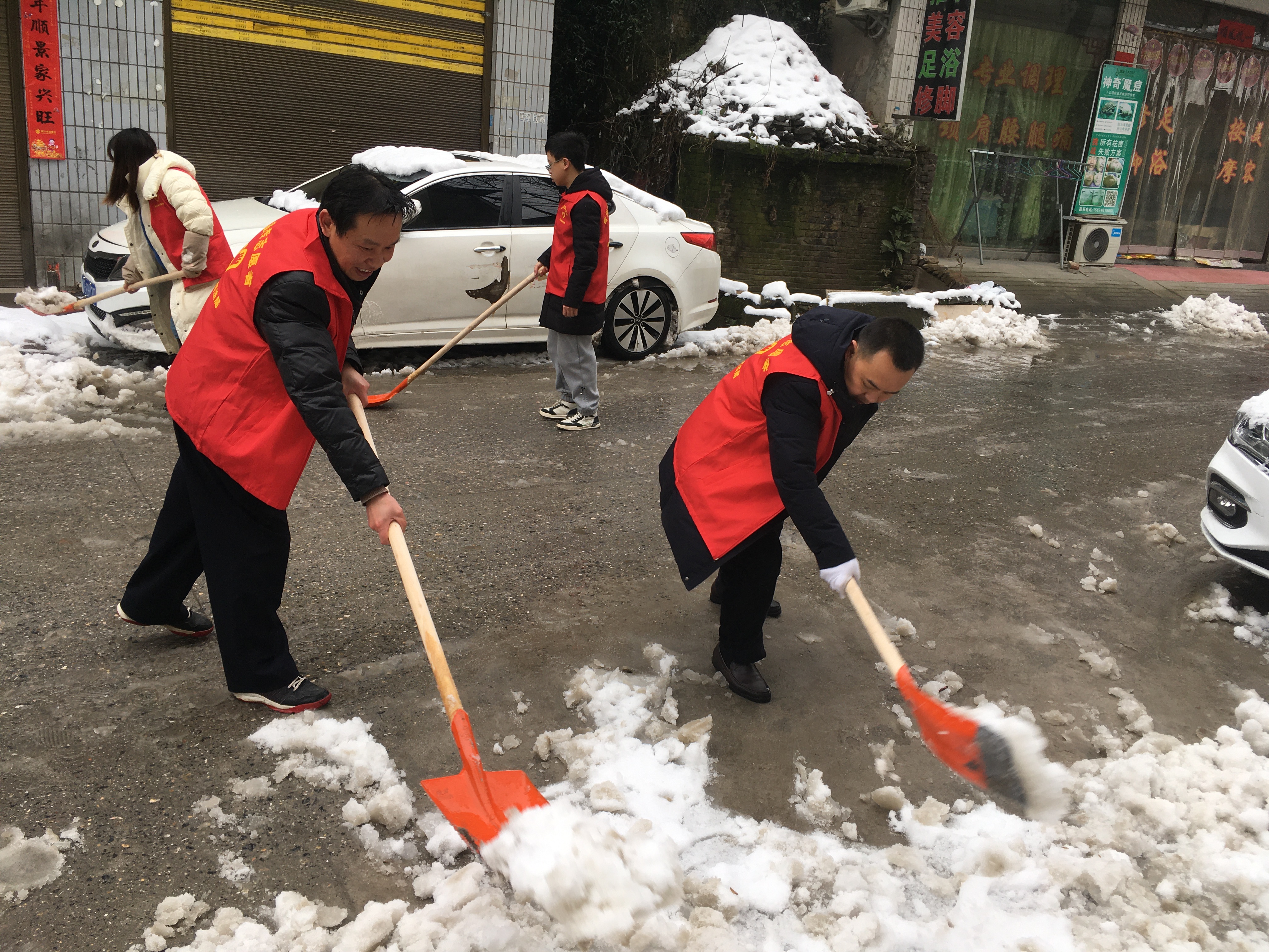 洞口县司法局：积极参与扫雪除冰，确保群众出行安全_邵商网