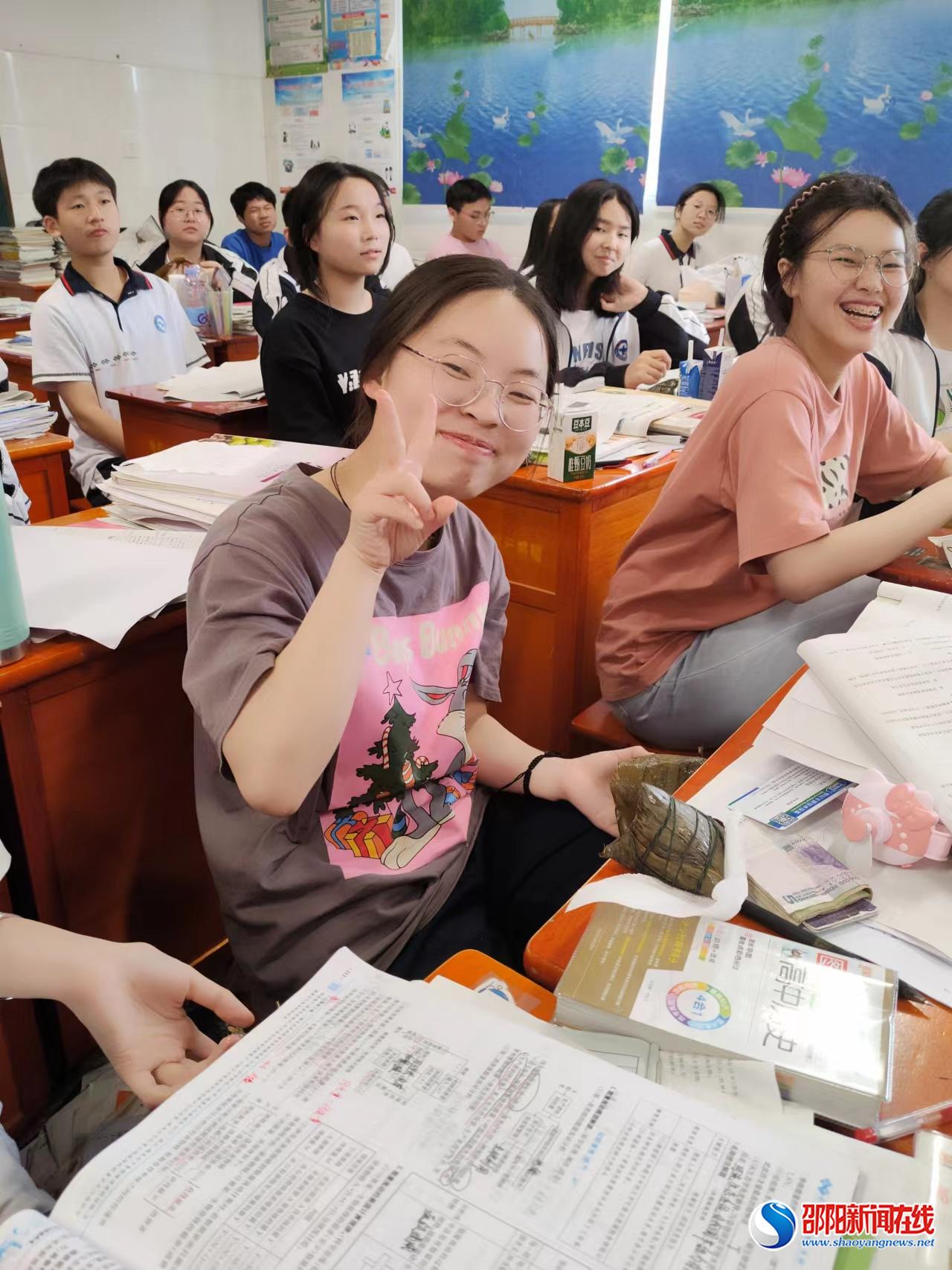 呐喊助威,加油鼓劲,6月3日,隆回一中校长赵旭红率副校长刘明彰,范忠阳