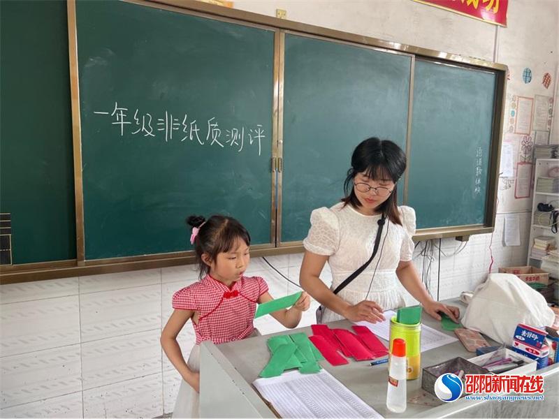 隆回县岩口镇中心小学组织开展一、二年级非纸笔测评活动
