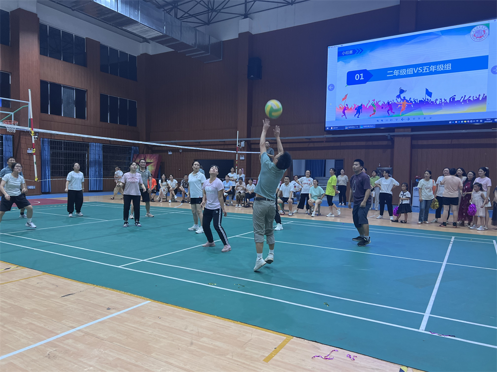 ​洞口县芙蓉学校举行教职工气排球比赛