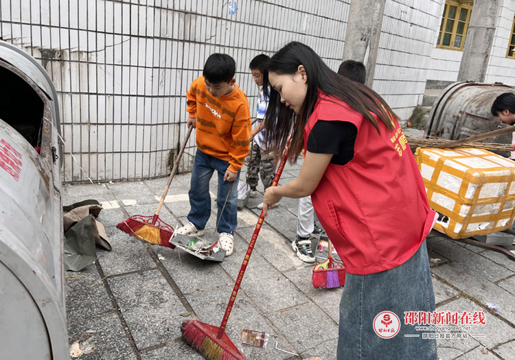 隆回县金石桥镇中心小学组织小学生开展垃圾分类社会实践活动