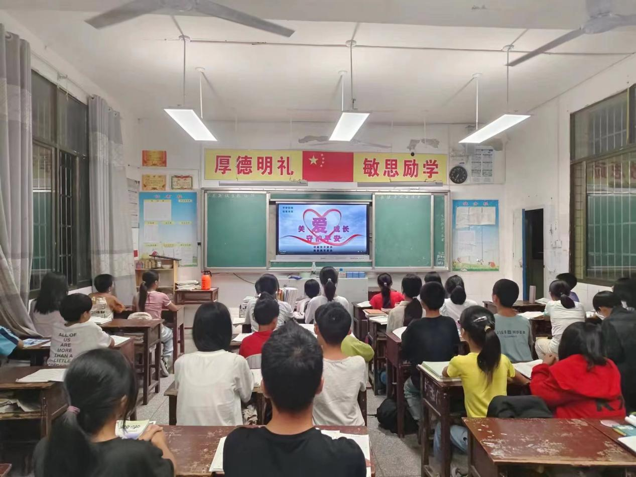 隆回县七江镇鸟树下中学：多措并举抓好学生安全教育