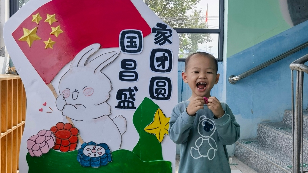 洞口县花园镇中心幼儿园开展了“迎中秋、庆国庆”主题活动