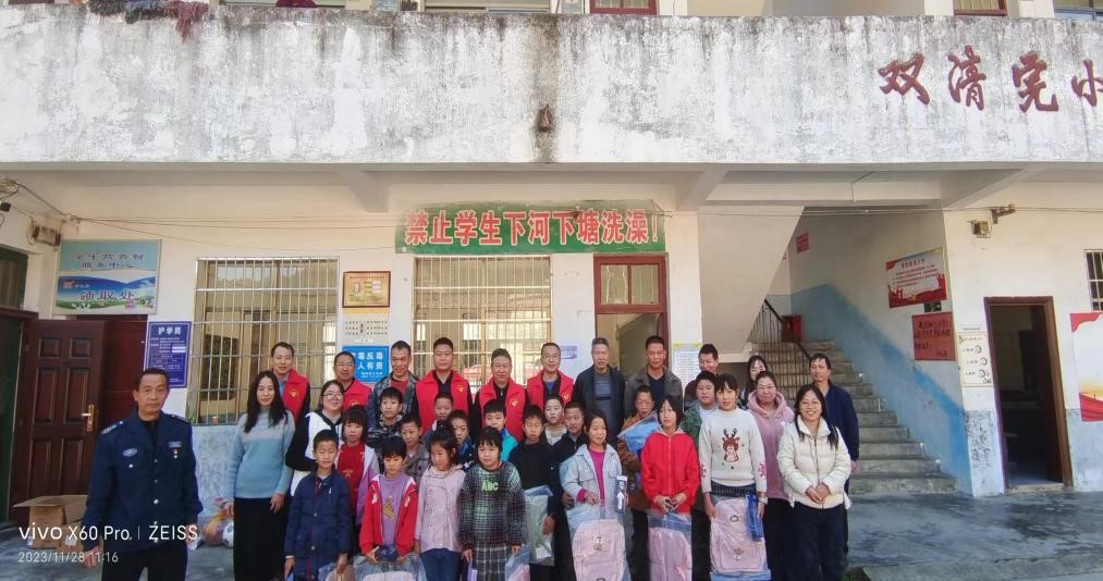 隆回县退役军人事务局看望岩口镇双青教学点师生
