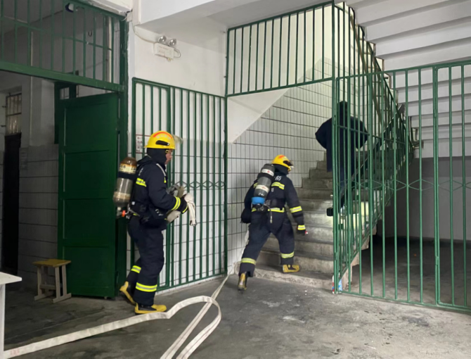 武冈市实验中学与市消防大队联合开展消防演练