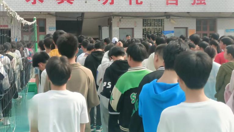 隆回县七江镇中学举办“防欺凌、防溺水”教育大会