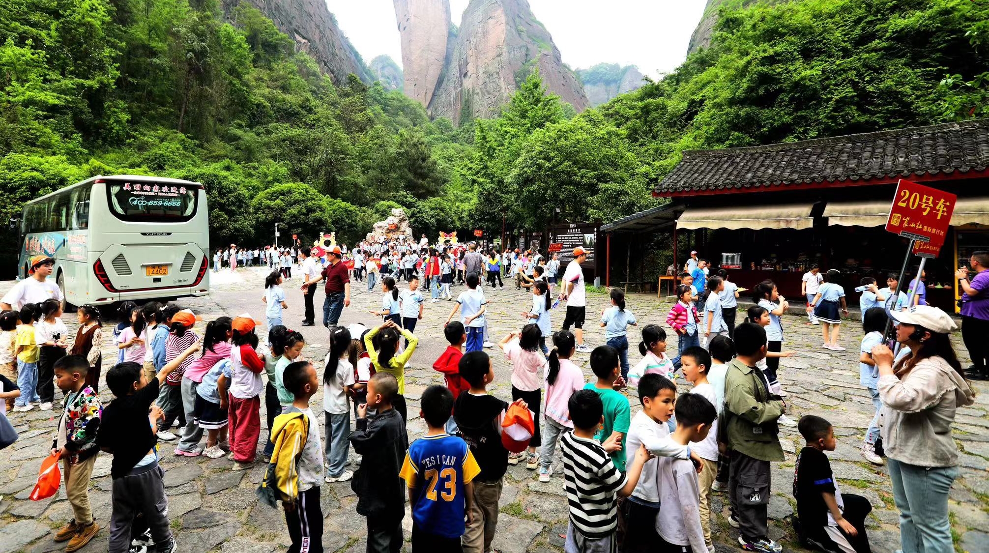 游客盈门！崀山“五一”假期首日客流同期暴涨179.65%