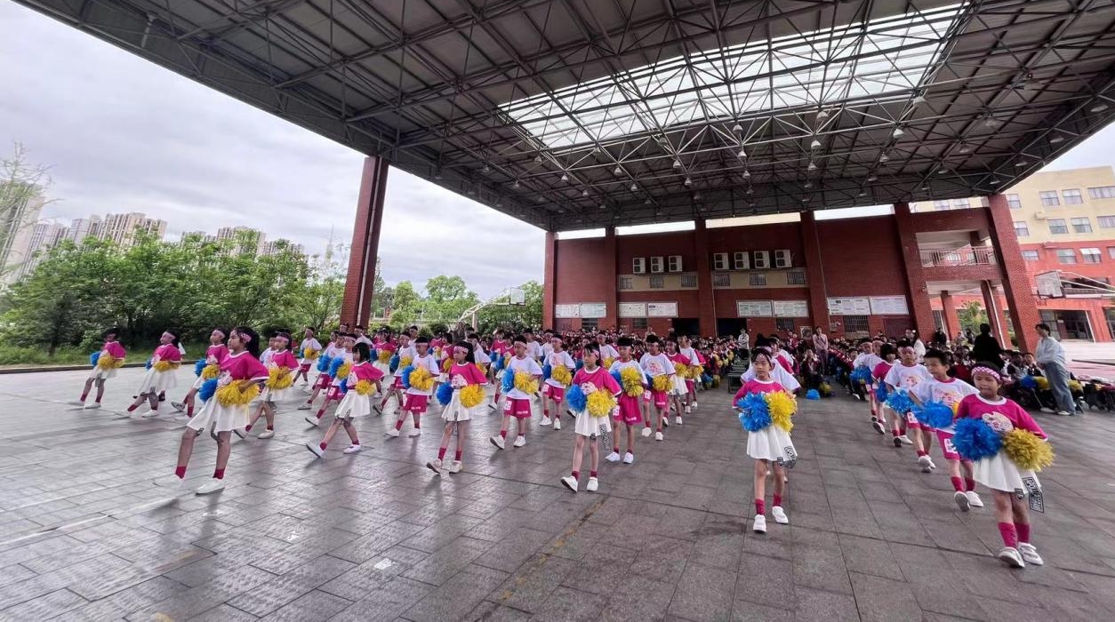 隆回县思源实验学校小学部举行啦啦操比赛