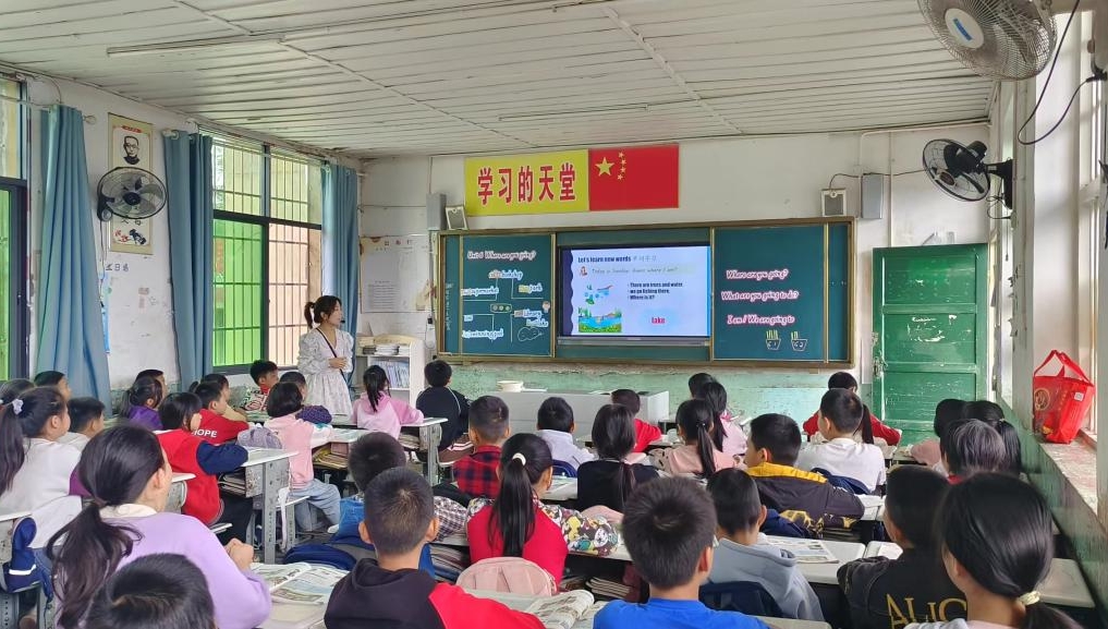 隆回县三阁司镇中心小学英语组举行“同课异构”教研活动