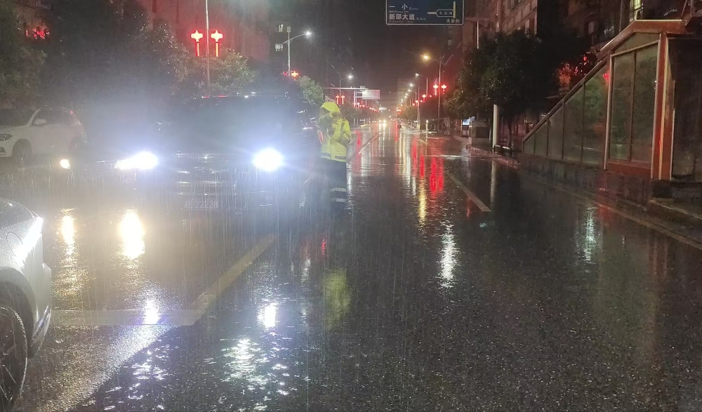 新邵交警闻“雨”而动，“警”急守护