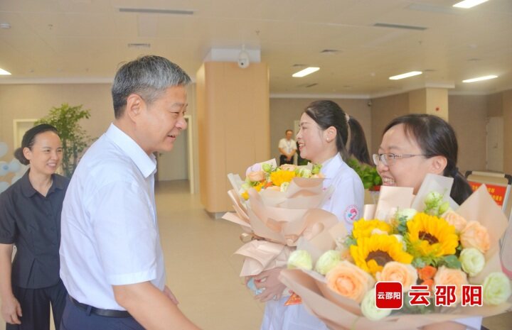 严华开展医师节走访慰问 向全市医务工作者致以节日问候！