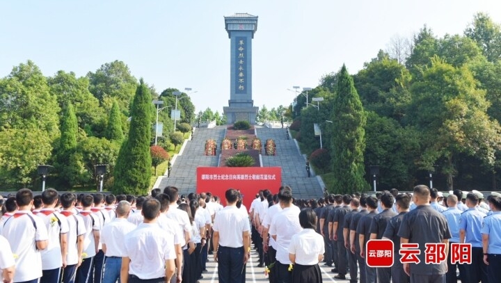 ​邵阳市区社会各界人士向人民英雄敬献花篮