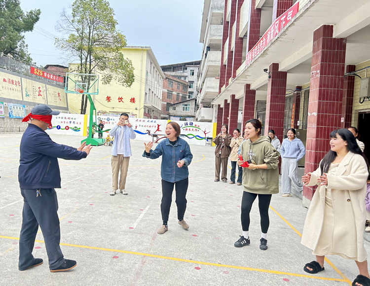 隆回县金石桥镇中心小学：丰富教职工业余生活 营造温馨和谐校园氛围