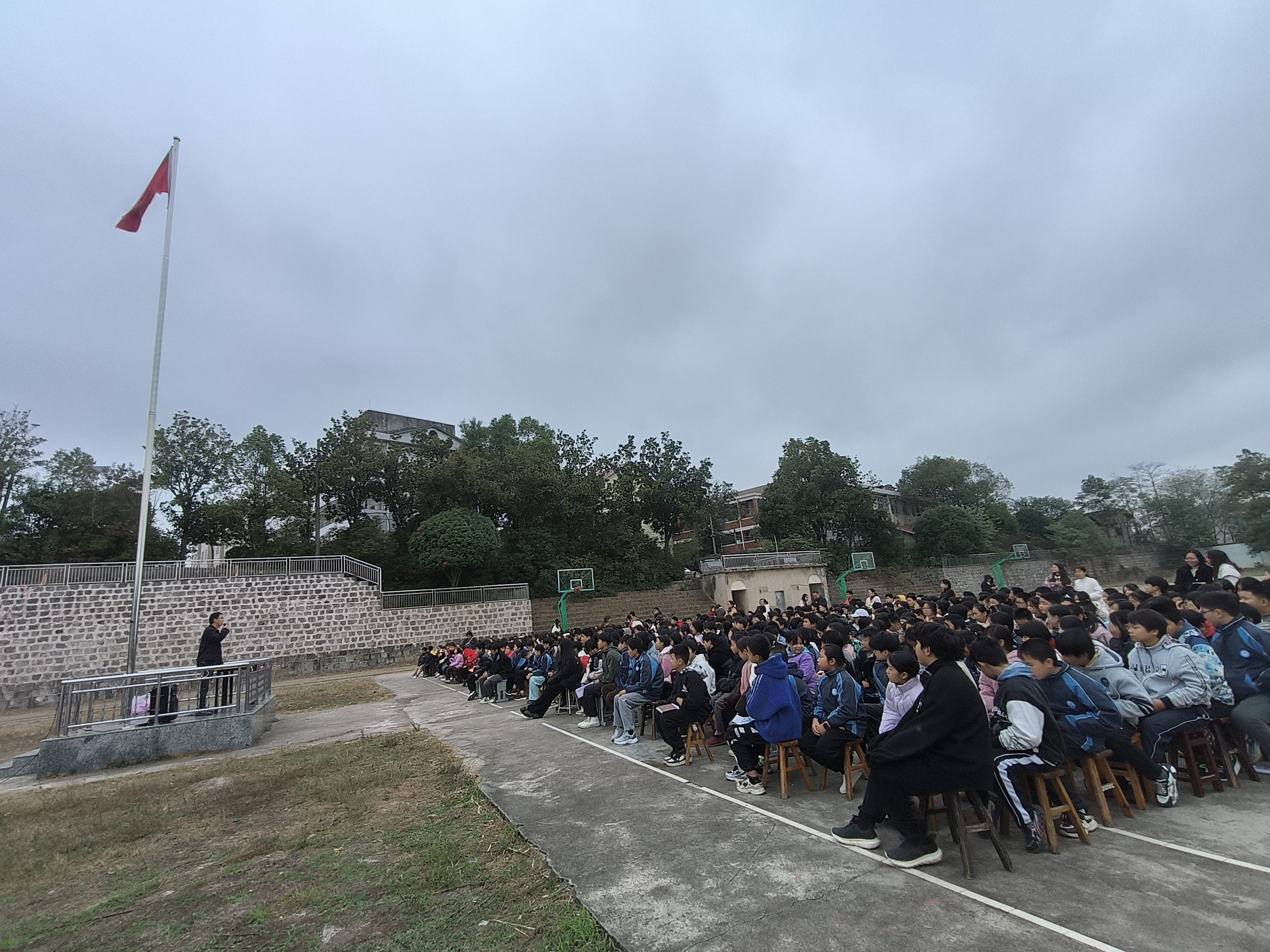 邵东市杨桥镇石子塘学校召开期中表彰大会