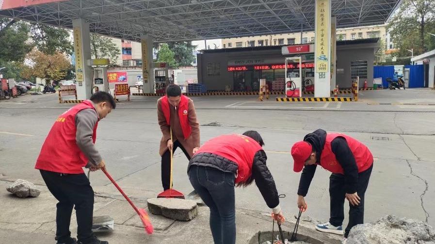 武冈市公路建设养护中心开展卫生清扫志愿服务活动