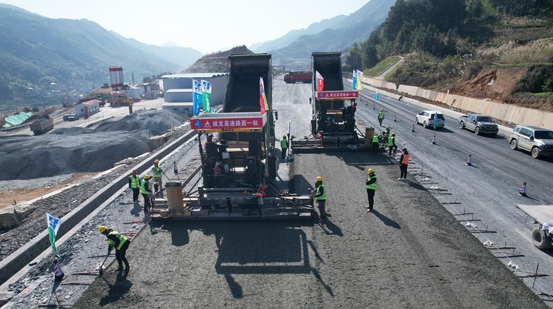 城龙高速路面底基层试验段顺利摊铺