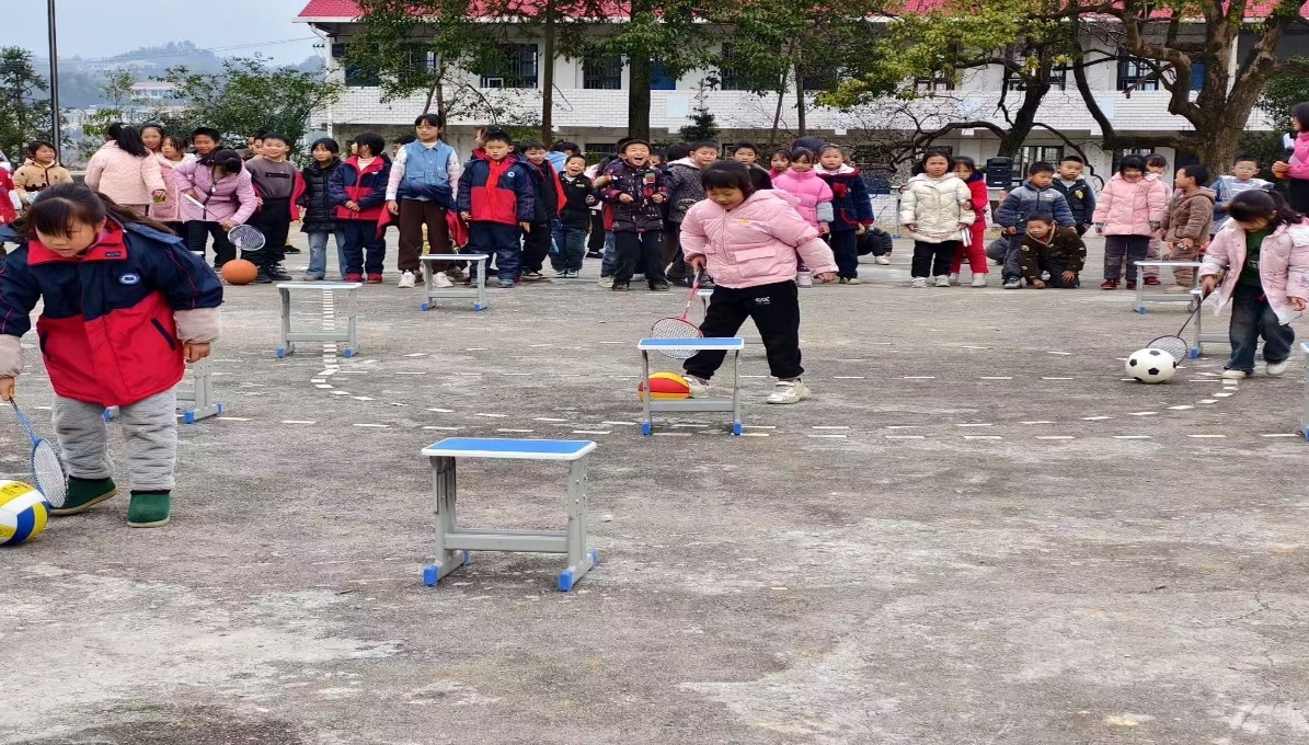 洞口县毓兰镇桥头完全小学举行冬季趣味运动会