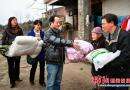 双清区兴隆办干部在栗山社区慰问特困低保户(图)