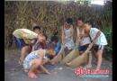 农家学生酷暑演练“扫帚”战