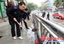 绥宁县城管队员定期给街道“美容”