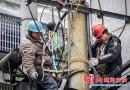 绥宁县电力公司冒严寒抢修输电线路(图)